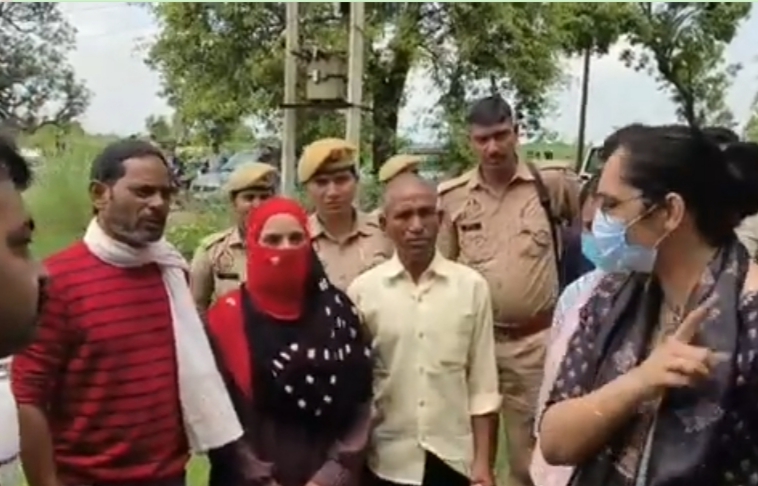 कब्रिस्तान में एसडीएम रितू कब्रिस्तान में एसडीएम रितू