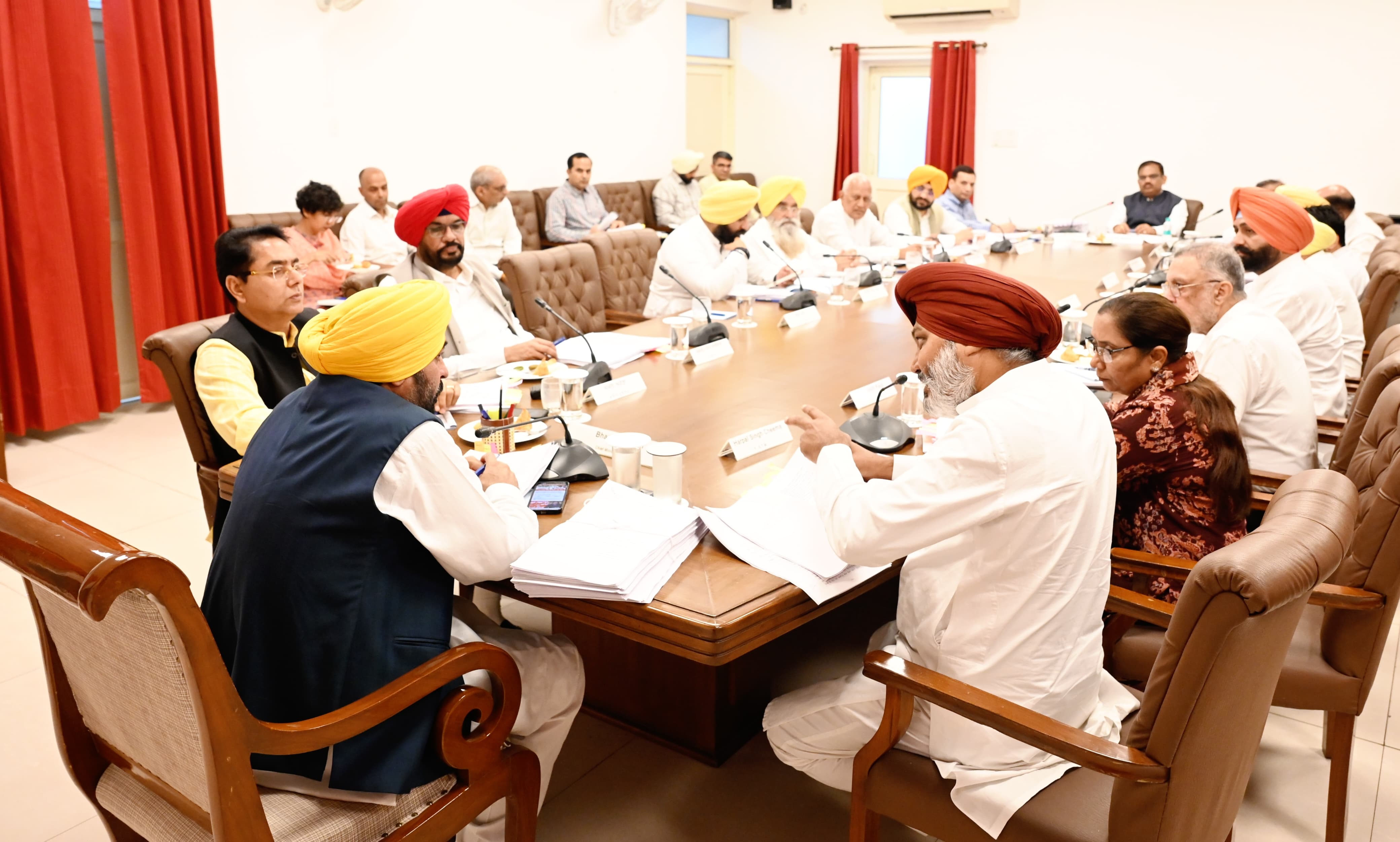 पंजाब के मुख्यमंत्री भगवंत मान मंत्रिमंडल की बैठक लेते हुए पंजाब के मुख्यमंत्री भगवंत मान मंत्रिमंडल की बैठक लेते हुए