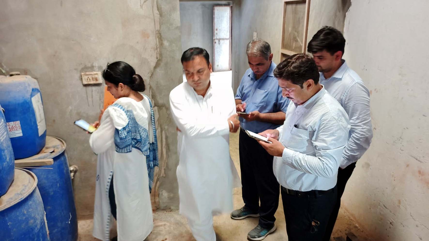 फैक्ट्री में जांच पड़ताल करते सीएम फ्लाइंग टीम। फैक्ट्री में जांच पड़ताल करते सीएम फ्लाइंग टीम।