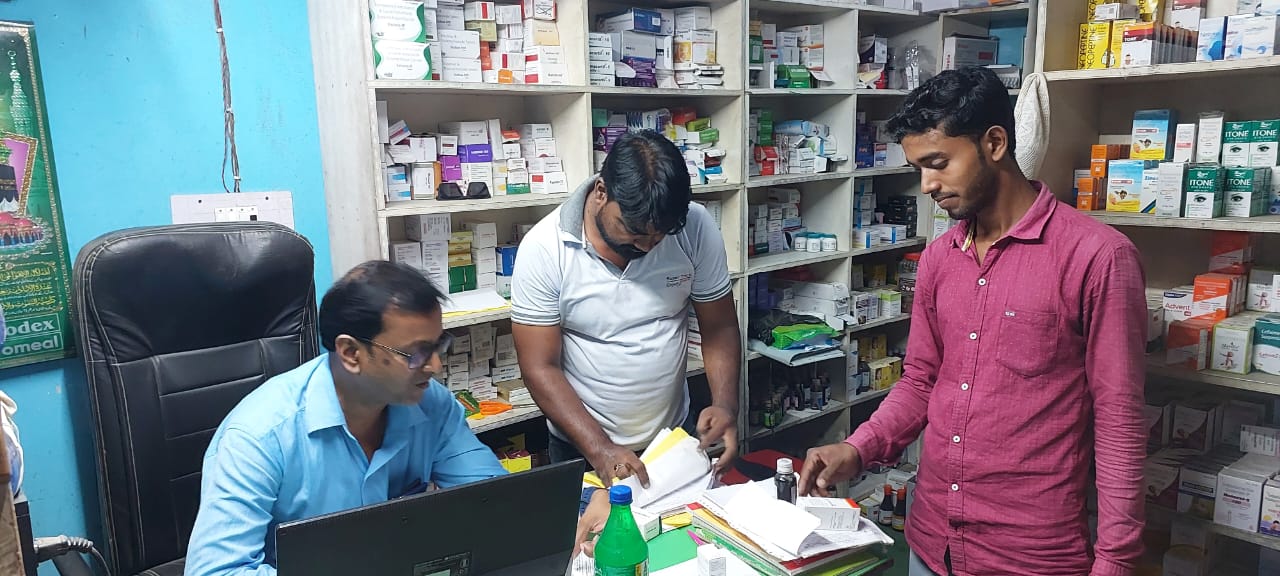 अररिया फोटो:ड्रग इंस्पेक्टर दुकान की जांच करते अररिया फोटो:ड्रग इंस्पेक्टर दुकान की जांच करते