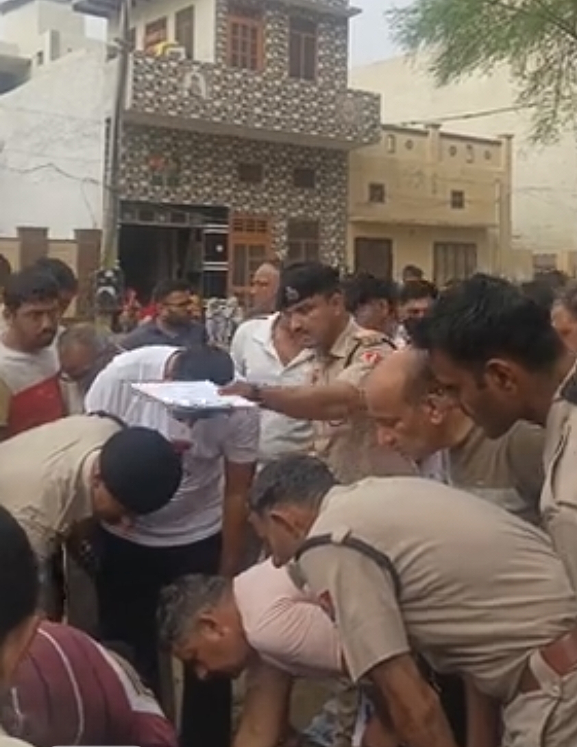 मौके पर जांच करते पुलिसकर्मी मौके पर जांच करते पुलिसकर्मी
