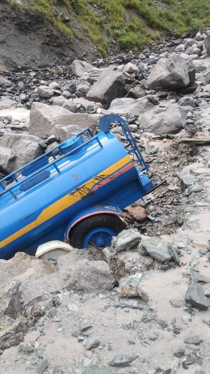 बाढ़ के कारण खड्ड में बहा टैंकर। बाढ़ के कारण खड्ड में बहा टैंकर।