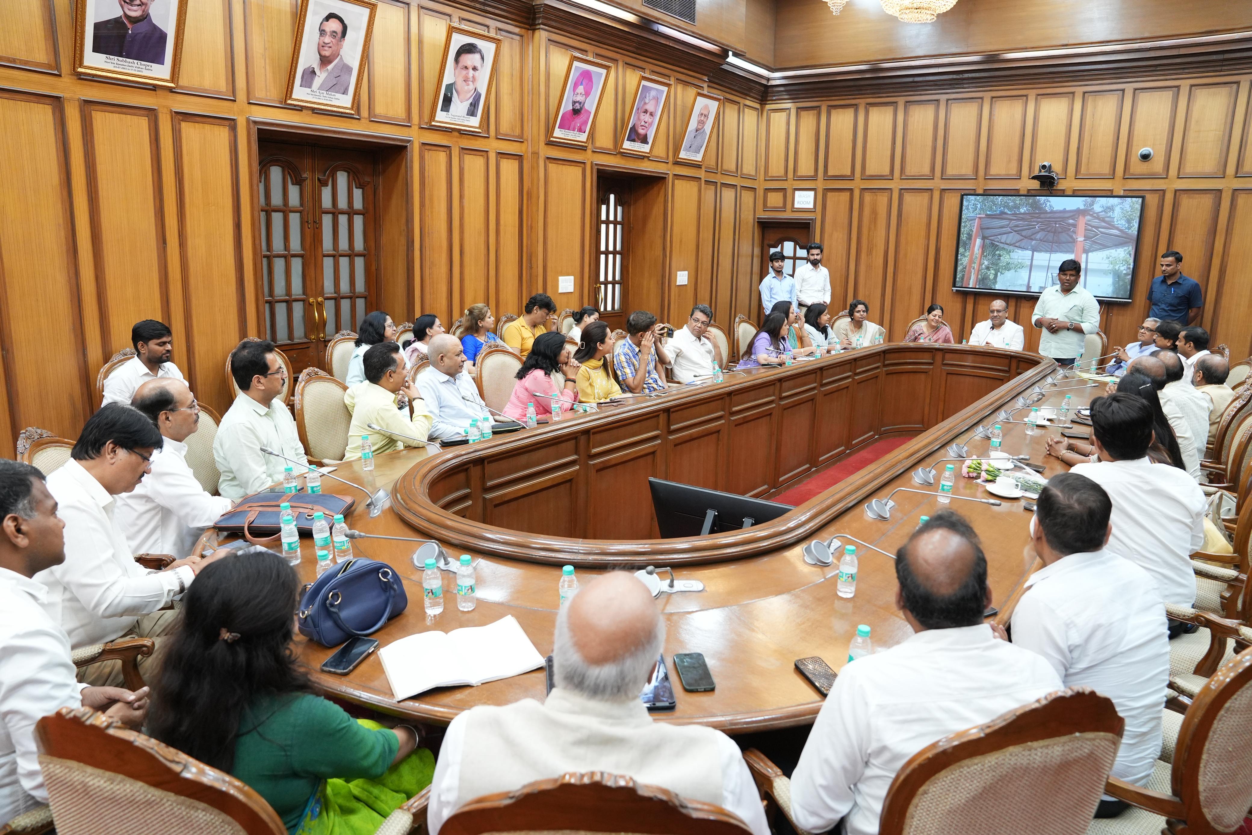 दिल्ली विधानसभा में ‘जल और प्रकृति’ विषय पर आयोजित संगोष्ठी को गुरुवार को संबोधित करते विधानसभा अध्यक्ष विजेंद्र गुप्ता दिल्ली विधानसभा में ‘जल और प्रकृति’ विषय पर आयोजित संगोष्ठी को गुरुवार को संबोधित करते विधानसभा अध्यक्ष विजेंद्र गुप्ता