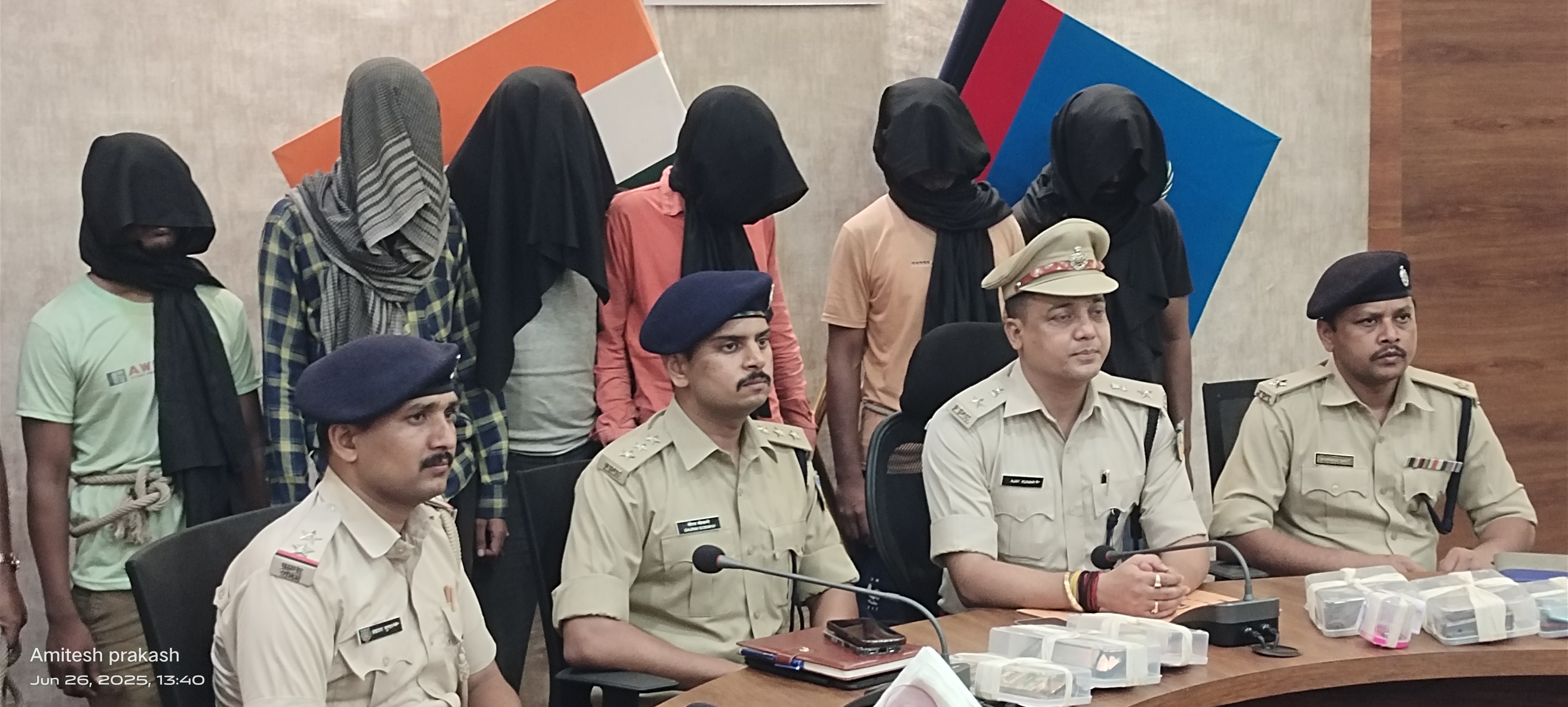 प्रेस कॉन्फ्रेंस करते एसपी अजय कुमार प्रेस कॉन्फ्रेंस करते एसपी अजय कुमार