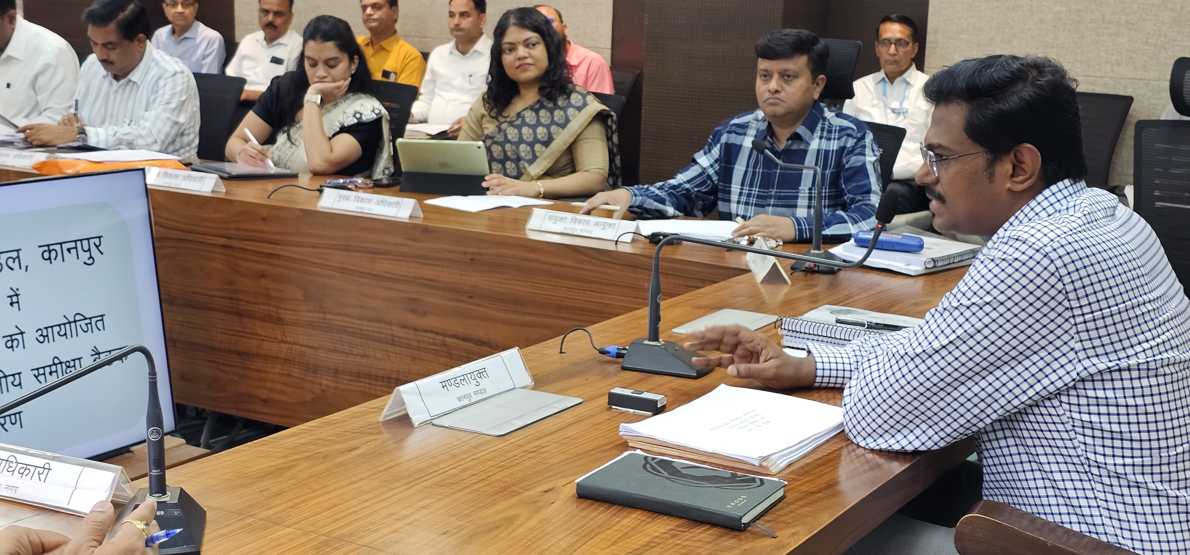 बैठक के दौरान लिया गया छाया चित्र बैठक के दौरान लिया गया छाया चित्र
