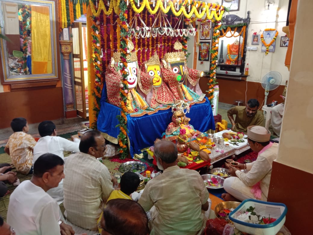 मंदिर में भगवान जगन्नाथ की प्राण प्रतिष्ठा की गई। मंदिर में भगवान जगन्नाथ की प्राण प्रतिष्ठा की गई।
