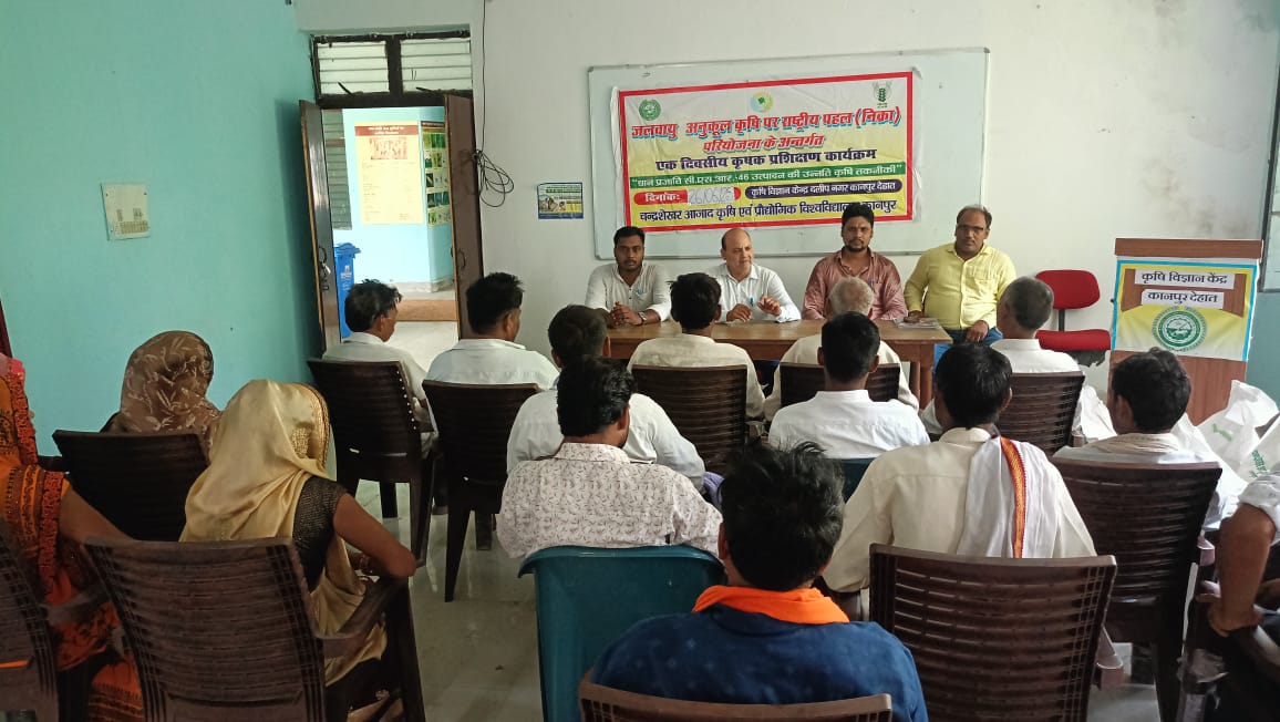 प्रशिक्षण कार्यक्रम में जानकारी देते मृदा वैज्ञानिक प्रशिक्षण कार्यक्रम में जानकारी देते मृदा वैज्ञानिक