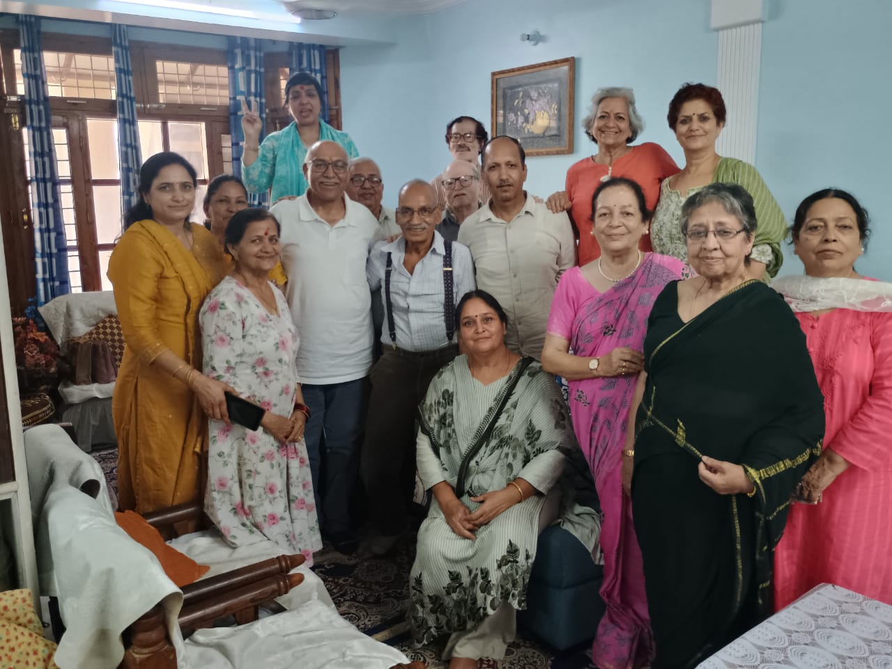 हरिप्रिया शर्मा के घर कवि गोष्ठी में मौजूद साहित्याकार-कवि। हरिप्रिया शर्मा के घर कवि गोष्ठी में मौजूद साहित्याकार-कवि।