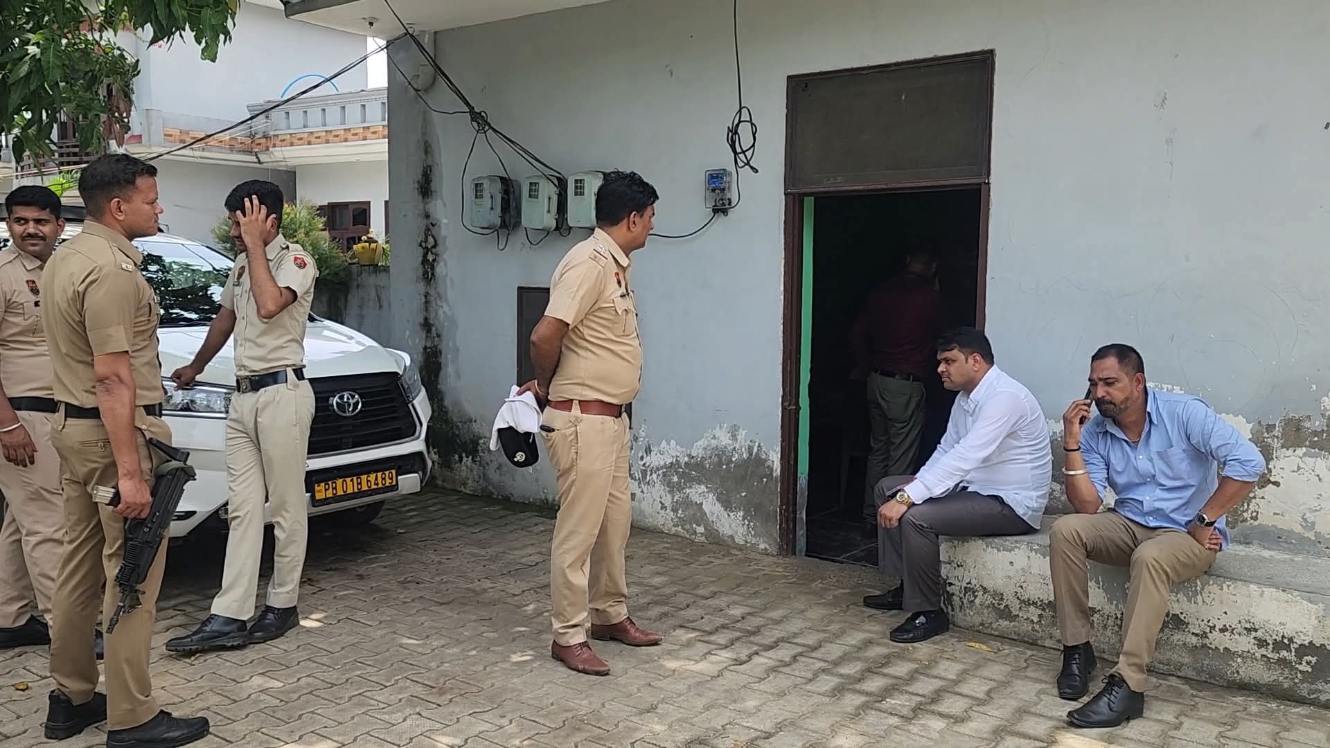 एनआईए की टीम जांच करते हुए एनआईए की टीम जांच करते हुए