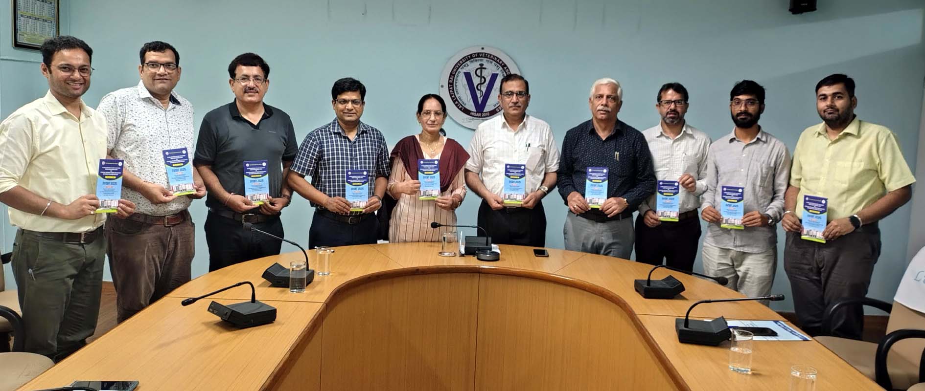 अंतरराष्ट्रीय सम्मेलन का ब्रॉशर लांच करते कुलपति व अन्य अधिकारी। अंतरराष्ट्रीय सम्मेलन का ब्रॉशर लांच करते कुलपति व अन्य अधिकारी।
