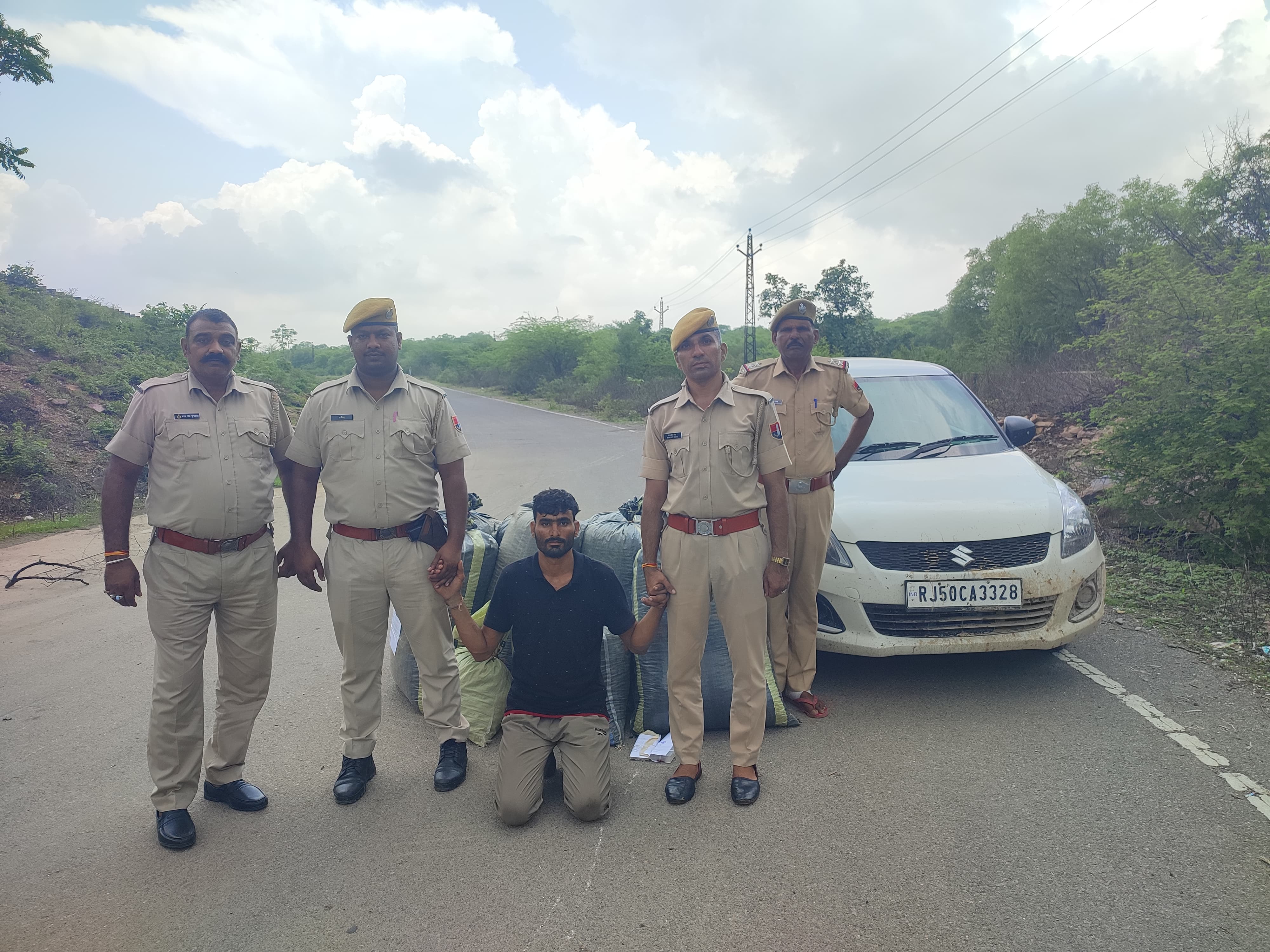चित्तौड़गढ़ जिले की बेगूं थाना पुलिस ने डोडा चूरा के साथ पकड़ा आरोपित। चित्तौड़गढ़ जिले की बेगूं थाना पुलिस ने डोडा चूरा के साथ पकड़ा आरोपित।