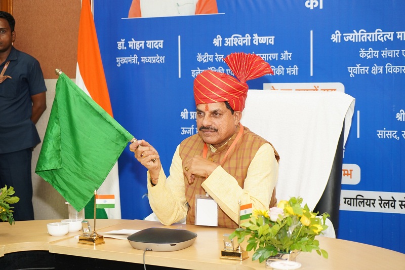 मुख्यमंत्री ने किया ग्वालियर से बैंगलोर के लिए नई रेल सेवा का शुभारंभ मुख्यमंत्री ने किया ग्वालियर से बैंगलोर के लिए नई रेल सेवा का शुभारंभ