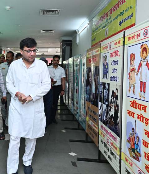 प्रदर्शनी का अवलोकन करते हुए आबकारी मंत्री नितिन प्रदर्शनी का अवलोकन करते हुए आबकारी मंत्री नितिन