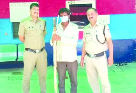 पुलिस गिरफ्त में आरोपित पुलिस गिरफ्त में आरोपित