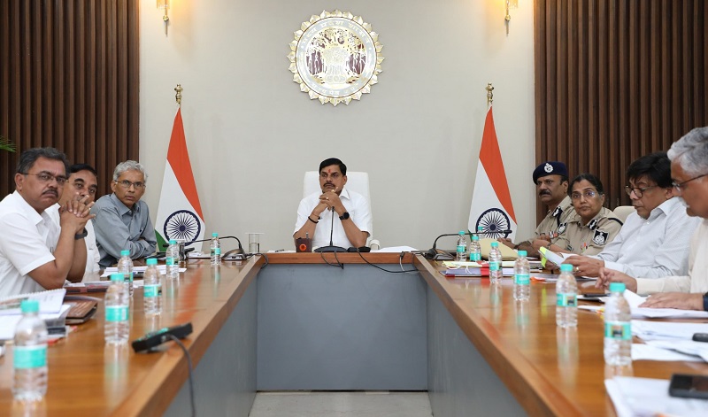 वीडियो कॉन्फ्रेंसिंग द्वारा वरिष्ठ अधिकारियों, क्लेक्टर्स और पुलिस अधीक्षकों से चर्चा वीडियो कॉन्फ्रेंसिंग द्वारा वरिष्ठ अधिकारियों, क्लेक्टर्स और पुलिस अधीक्षकों से चर्चा