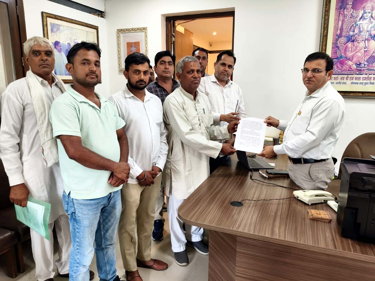 विधायकों के प्रतिनिधियों को ज्ञापन सौंपता बीड़ क्षेत्र के पांच गांवों की पुरानी संघर्ष समिति का प्रतिनिधिमंडल। विधायकों के प्रतिनिधियों को ज्ञापन सौंपता बीड़ क्षेत्र के पांच गांवों की पुरानी संघर्ष समिति का प्रतिनिधिमंडल।