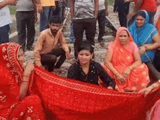 सतना में रेलवे पटरी पर बैठकर महिलाओं ने किया विरोध सतना में रेलवे पटरी पर बैठकर महिलाओं ने किया विरोध