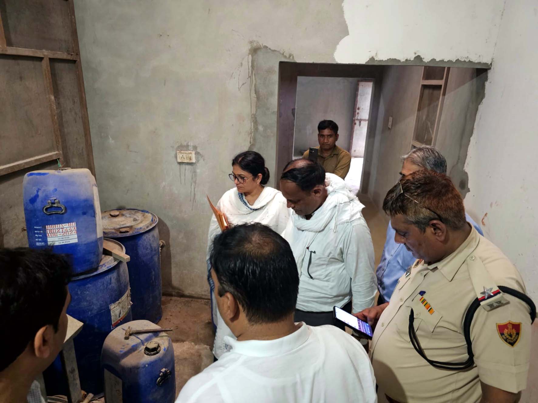 फैक्ट्री में जांच पड़ताल करते सीएम फ्लाइंग टीम। फैक्ट्री में जांच पड़ताल करते सीएम फ्लाइंग टीम।