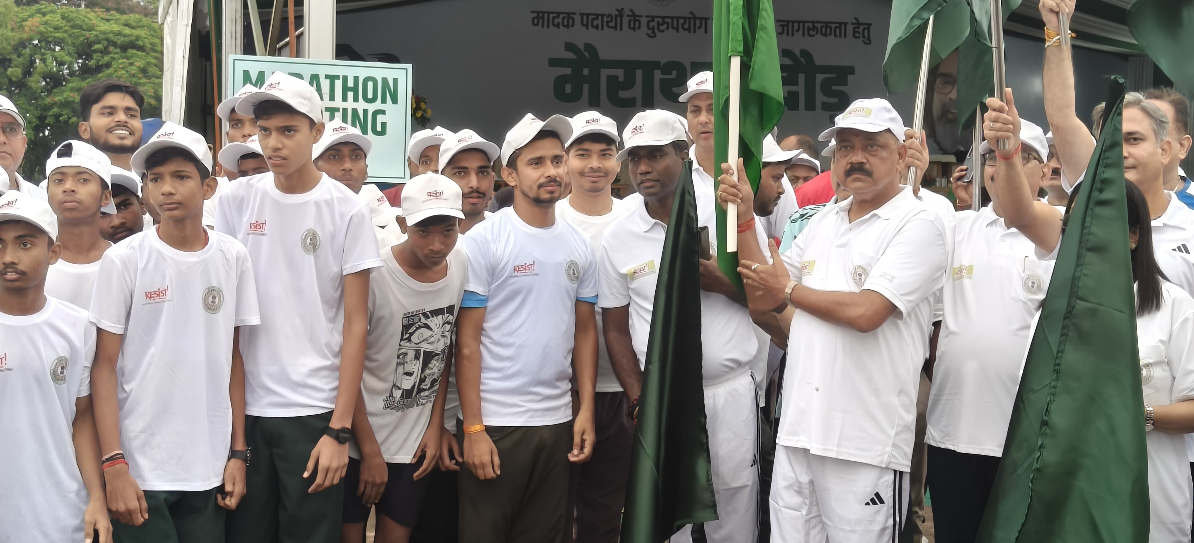 कार्यक्रम में हरी झंडी दिखाते हुए मंत्री सहित अन्य कार्यक्रम में हरी झंडी दिखाते हुए मंत्री सहित अन्य