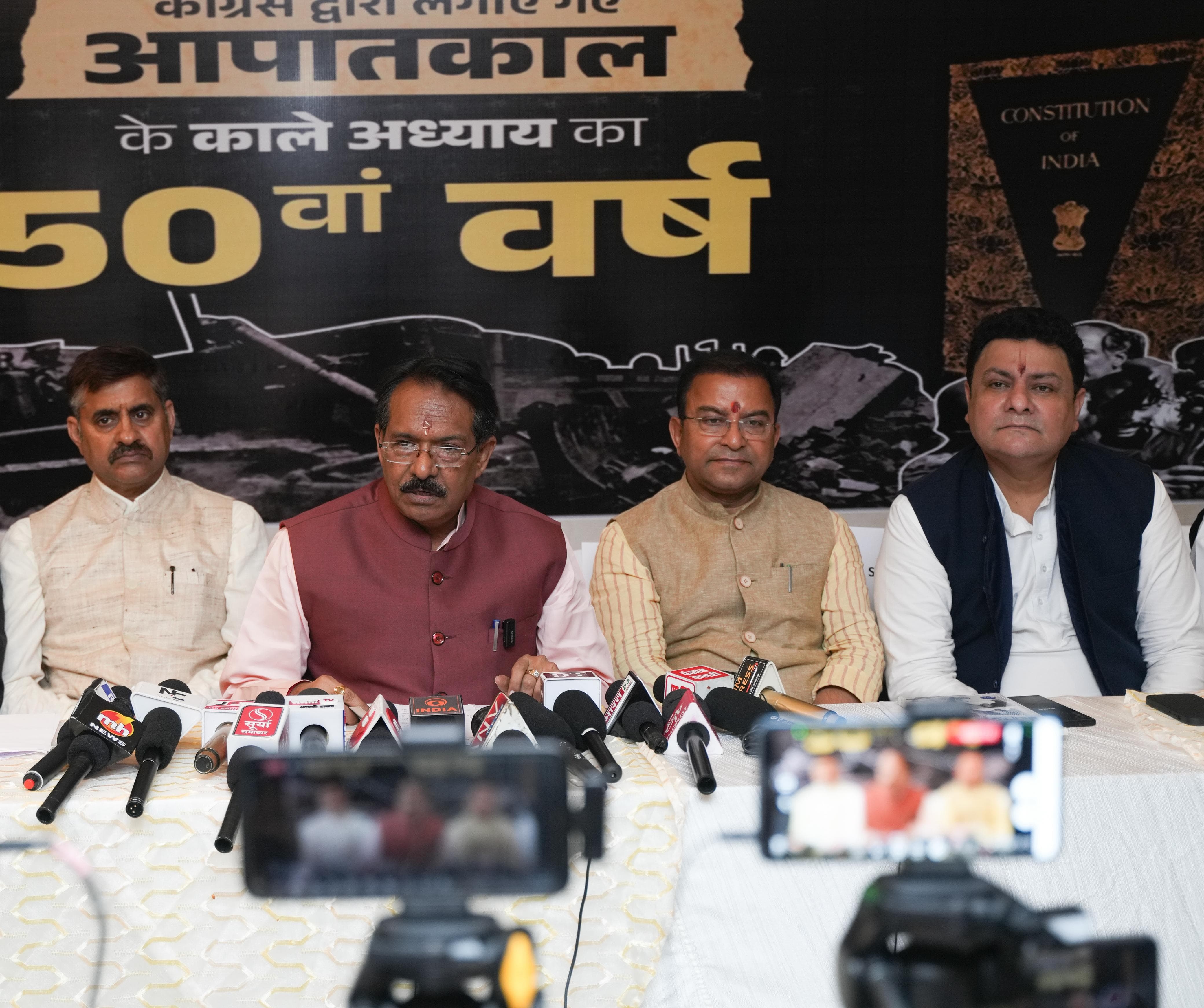 पत्रकार वार्ता को सम्बोधित करते हुए केंद्रीय राज्य मंत्री हर्ष महाजन।