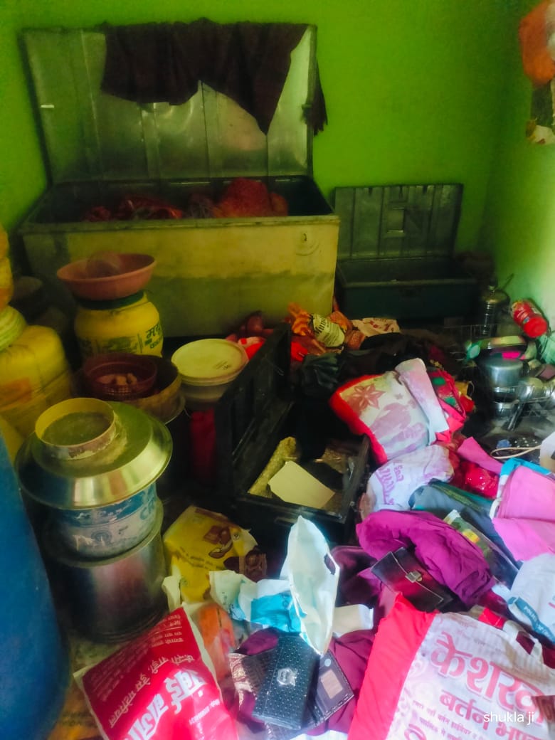 बदेवरा गांव के भतड़ा मजरे में चोरी की घटना में बिखरा सामान। बदेवरा गांव के भतड़ा मजरे में चोरी की घटना में बिखरा सामान।