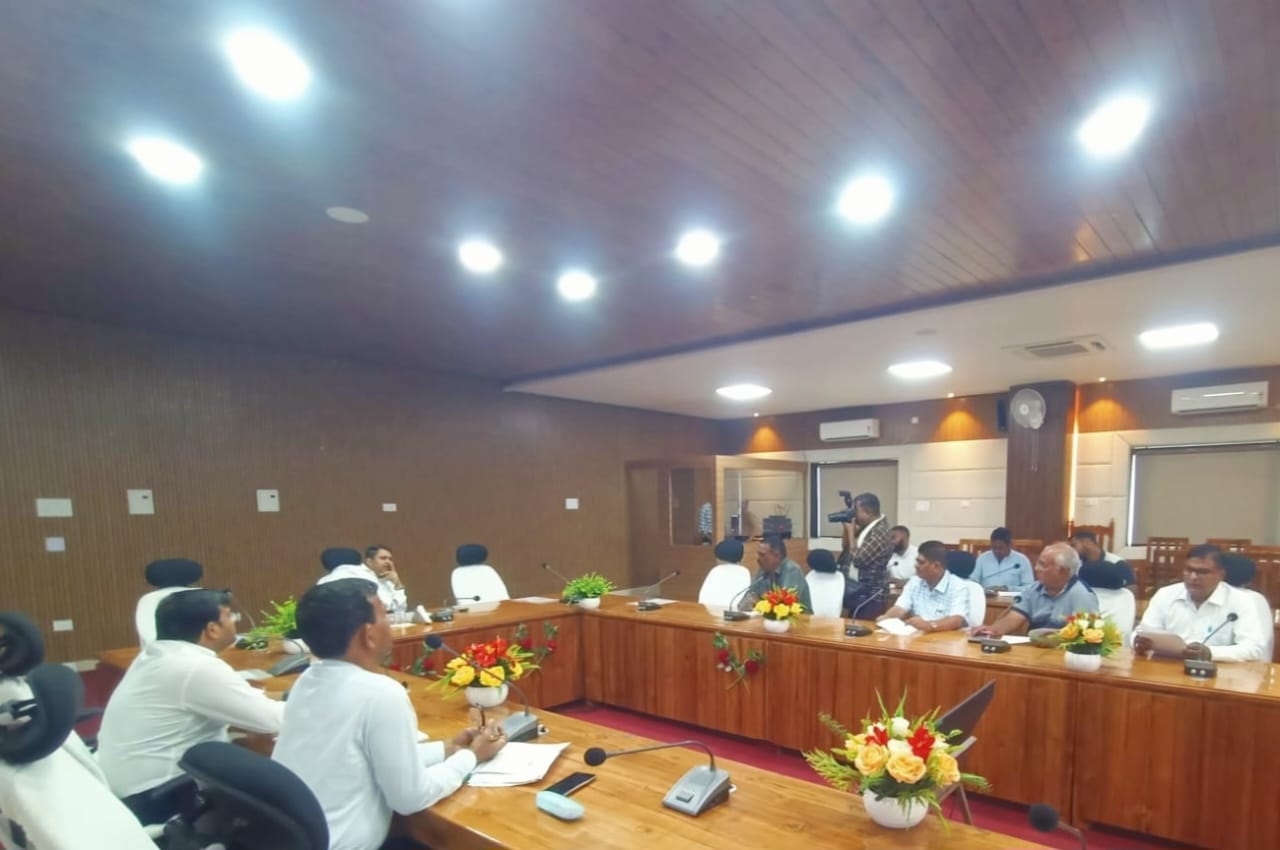 तैयारियों की समीक्षा करते जिलाधिकारी तैयारियों की समीक्षा करते जिलाधिकारी