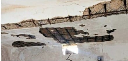 जर्जर भवन में संचालित प्राथमिक विद्यालय जर्जर भवन में संचालित प्राथमिक विद्यालय
