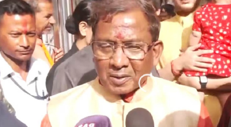 गुवाहाटीः कामाख्या मंदिर में दर्शन के पश्चात मीडिया से बात करते राज्यपाल गुवाहाटीः कामाख्या मंदिर में दर्शन के पश्चात मीडिया से बात करते राज्यपाल