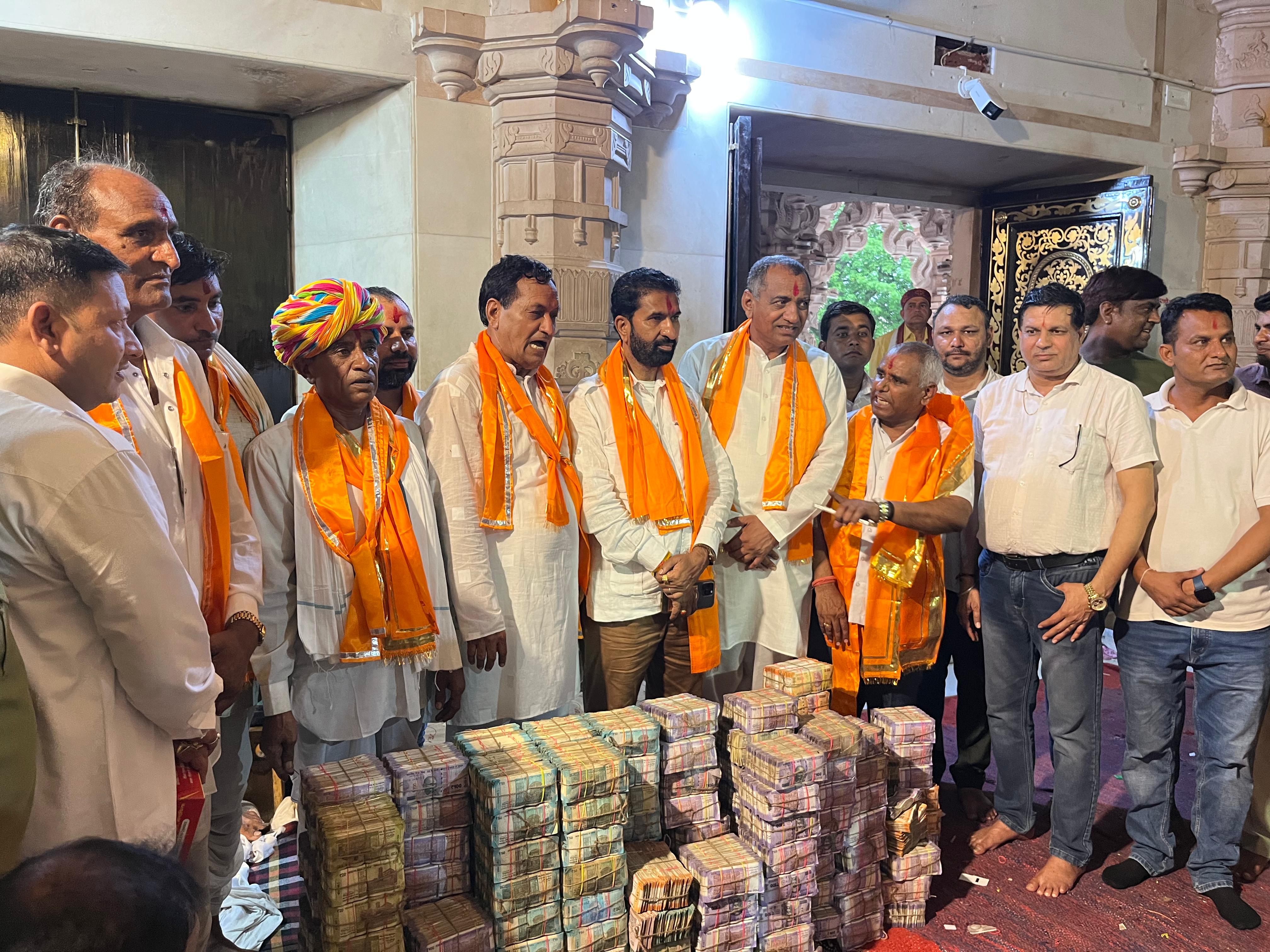 चित्तौड़गढ़ जिले के श्री सांवलियाजी मंदिर में कार्य भार ग्रहण के बाद भंडार गणना की जानकारी लेते बोर्ड सदस्य। चित्तौड़गढ़ जिले के श्री सांवलियाजी मंदिर में कार्य भार ग्रहण के बाद भंडार गणना की जानकारी लेते बोर्ड सदस्य।