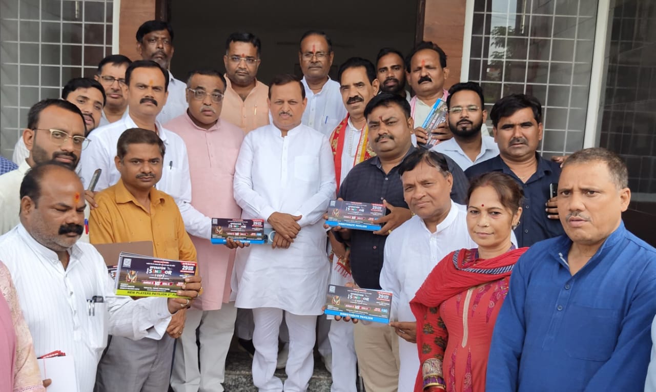 दक्षिण भाजपा कार्यालय में जानकारी देते सांसद दक्षिण भाजपा कार्यालय में जानकारी देते सांसद