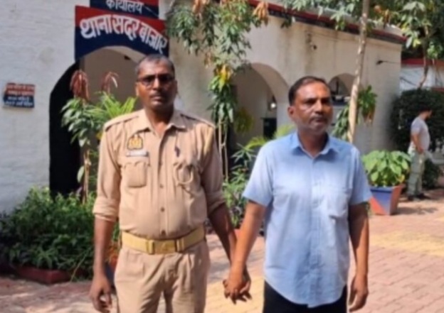 पुलिस गिरफ्त में वरिष्ठ लिपिक पुलिस गिरफ्त में वरिष्ठ लिपिक