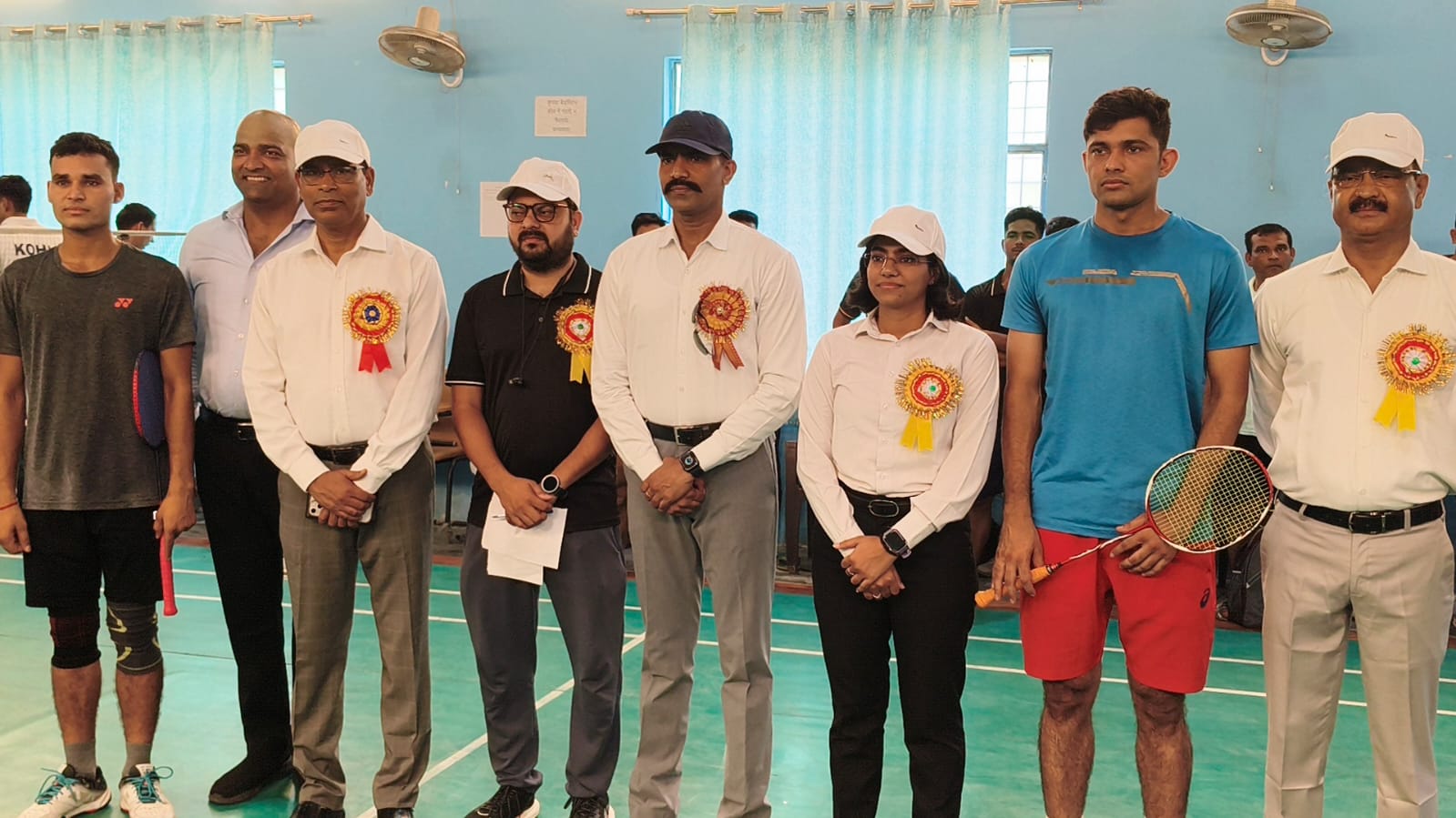 पुलिस लाइन के बैडमिंटन सभागार में 42 वीं उप्र पुलिस वार्षिक बैडमिंटन प्रतियोगिता के शुभारंभ पर डीआईजी मुनिराज जी व अन्य। पुलिस लाइन के बैडमिंटन सभागार में 42 वीं उप्र पुलिस वार्षिक बैडमिंटन प्रतियोगिता के शुभारंभ पर डीआईजी मुनिराज जी व अन्य।
