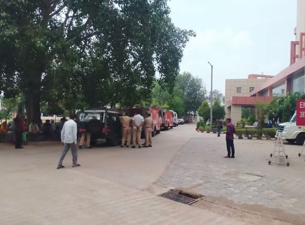 ईएसआईसी हॉस्पिटल को बम से उड़ाने का मिला धमकी भरा ई मेल ईएसआईसी हॉस्पिटल को बम से उड़ाने का मिला धमकी भरा ई मेल