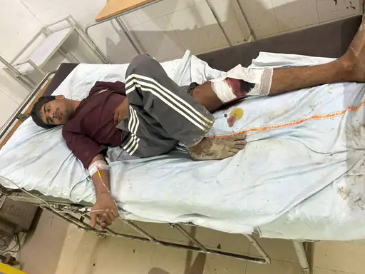 एनकाउंटर में गोली लगने के बाद अस्पताल में दाखिल बदमाश। एनकाउंटर में गोली लगने के बाद अस्पताल में दाखिल बदमाश।