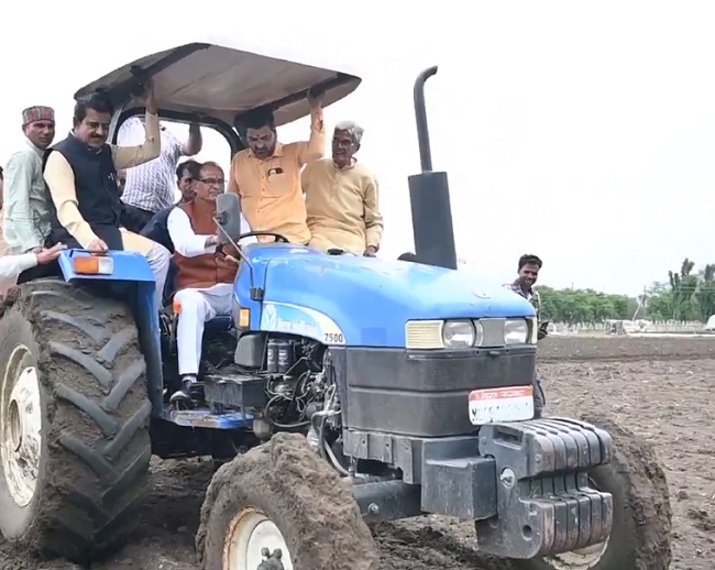 ट्रैक्टर चलाते शिवराज ट्रैक्टर चलाते शिवराज