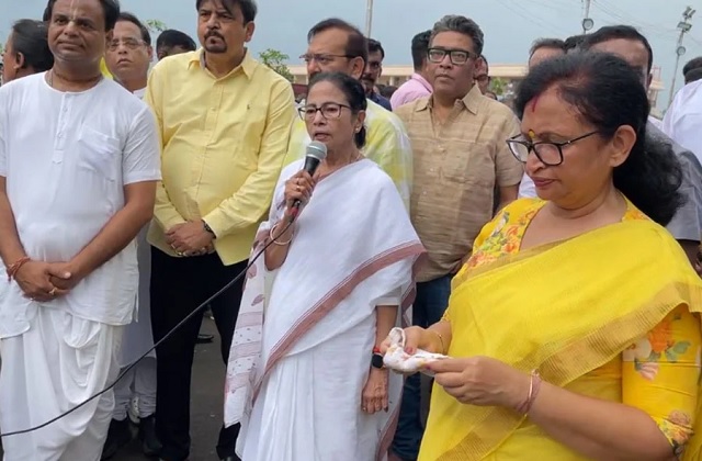पत्रकारों से बात करती हुईं मुख्यमंत्री पत्रकारों से बात करती हुईं मुख्यमंत्री