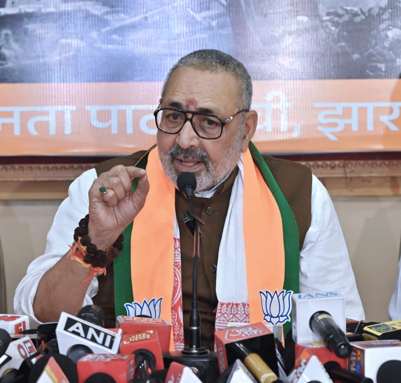 केंद्रीय मंत्री गिरिराज सिंह प्रेस कॉन्फ्रेंस करते हुए केंद्रीय मंत्री गिरिराज सिंह प्रेस कॉन्फ्रेंस करते हुए