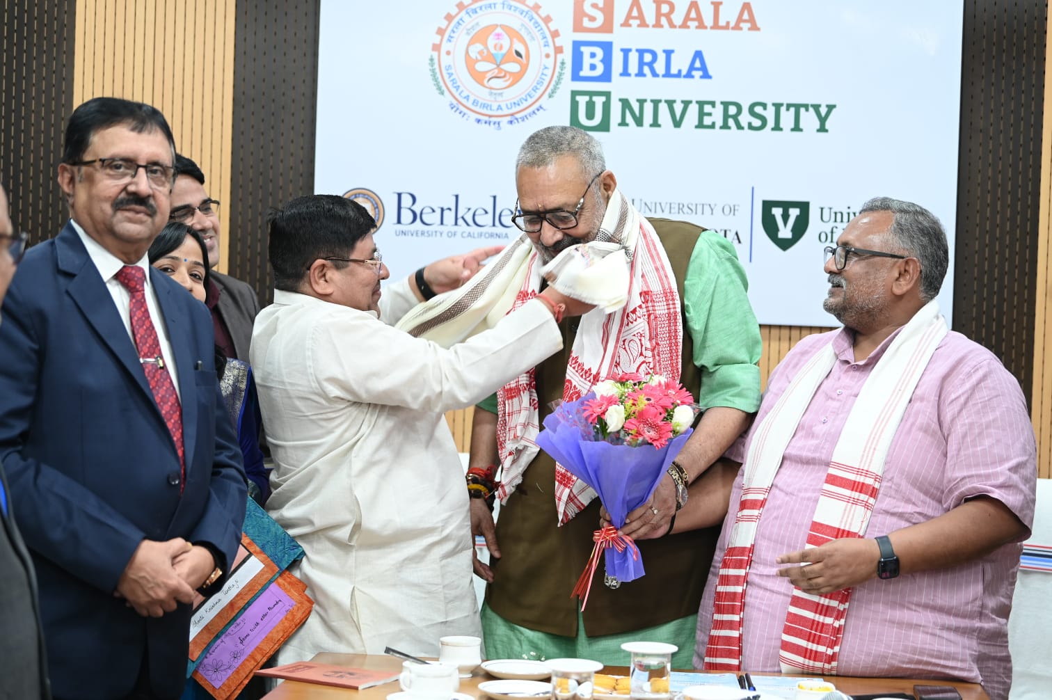 स्वागत करते अजय राय और मंत्री राज्यसभा सांसद स्वागत करते अजय राय और मंत्री राज्यसभा सांसद