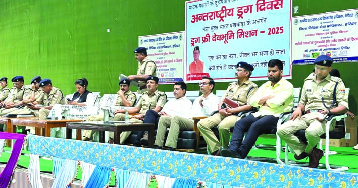 कार्यक्रम के दौरान पुलिस अधिकारी कार्यक्रम के दौरान पुलिस अधिकारी