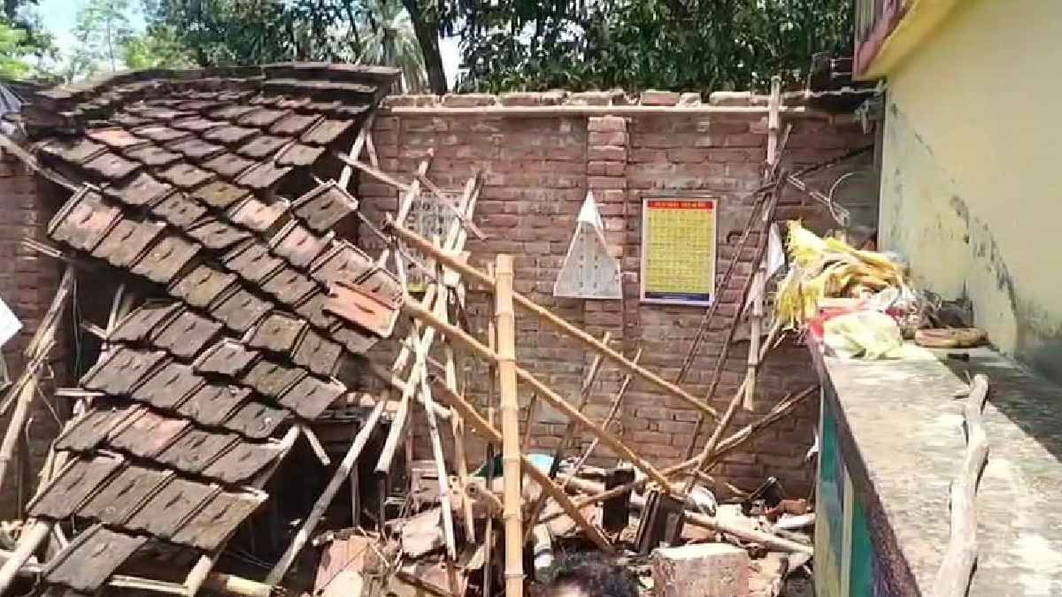 कक्षा के दौरान ढह गई खपरैल की छत, आठ बच्चे घायल कक्षा के दौरान ढह गई खपरैल की छत, आठ बच्चे घायल