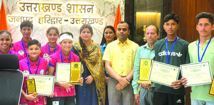 सम्मानित करते डीएम सम्मानित करते डीएम