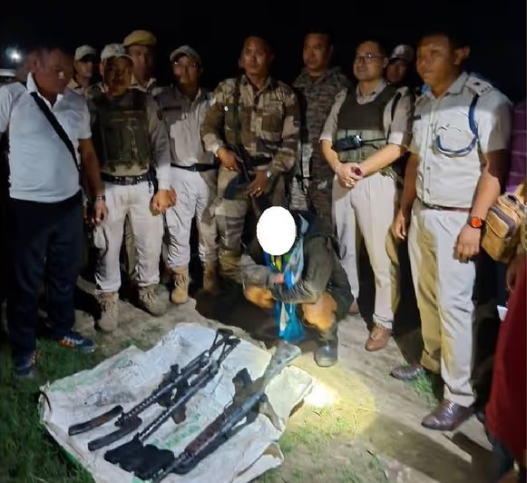 मणिपुर में हथियारों के साथ गिरफ्तार उग्रवादियों की तस्वीर। मणिपुर में हथियारों के साथ गिरफ्तार उग्रवादियों की तस्वीर।