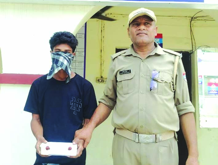 पुलिस गिरफ्त में आरोपित पुलिस गिरफ्त में आरोपित