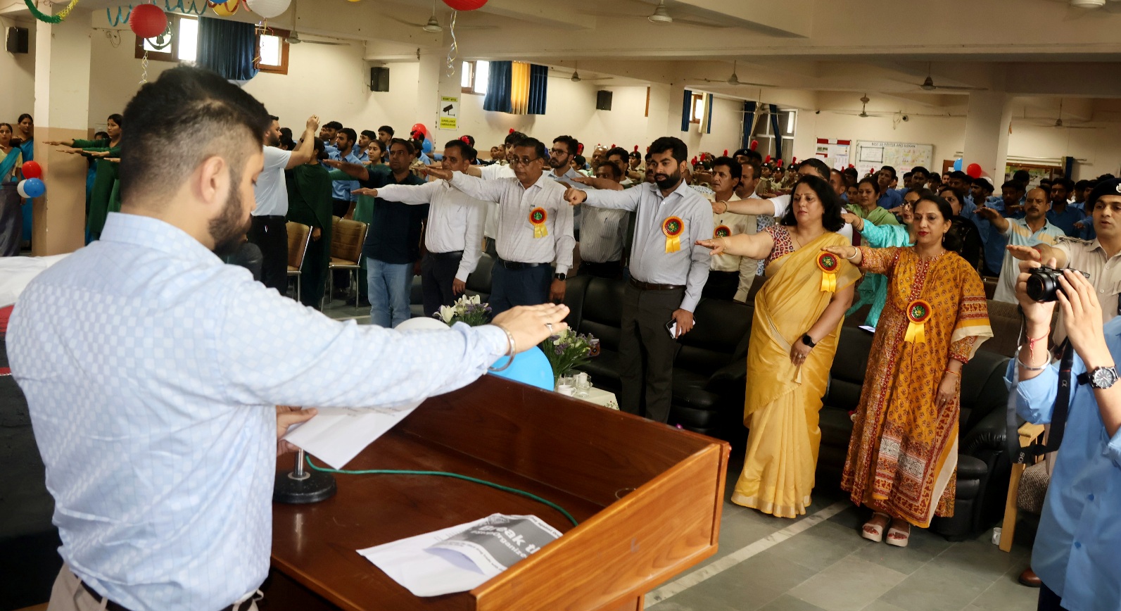 उपायुक्त मंडी नशा मुक्ति की शपथ दिलाते हुए।