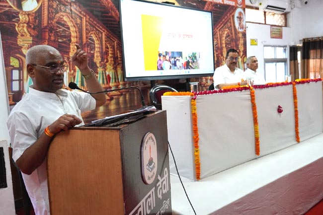सम्बोधित करते शेषधर द्विवेदी सम्बोधित करते शेषधर द्विवेदी