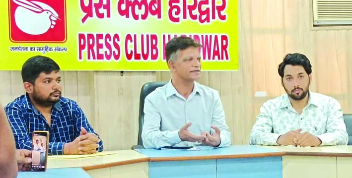 पत्रकारों से वार्ता करते हुए पत्रकारों से वार्ता करते हुए