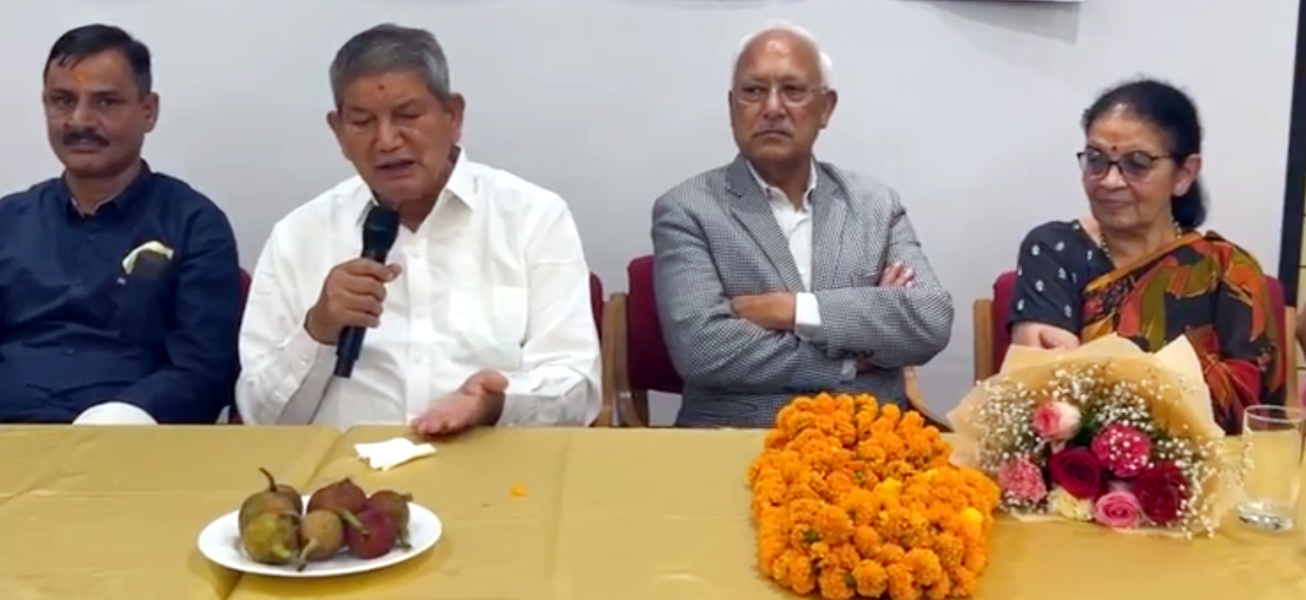 पत्रकार वार्ता करते पूर्व मुख्यमंत्री हरीश रावत।