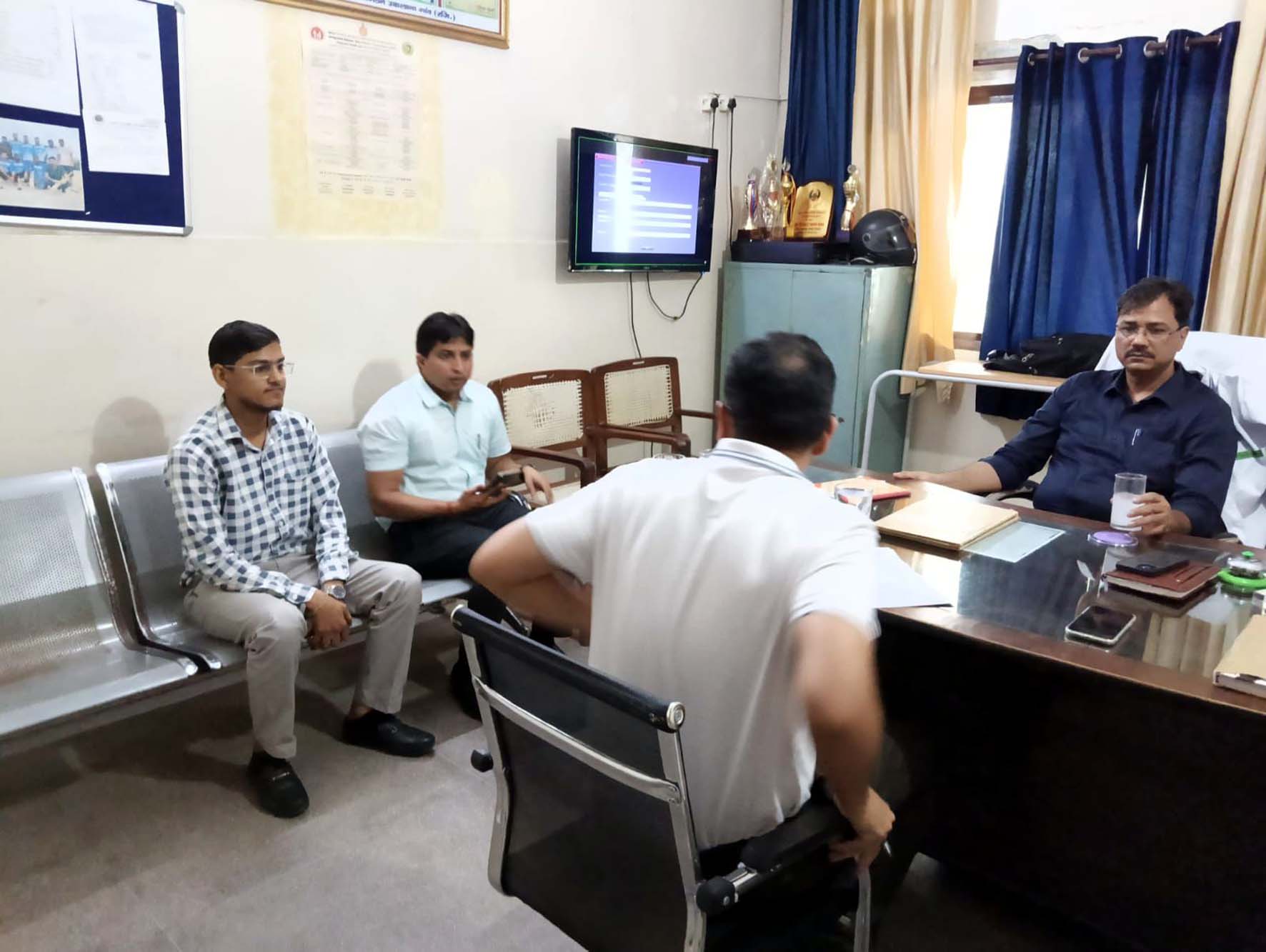 निरीक्षण के दौरान स्टाफ से जानकारी लेते डॉ. सुरेश भौंसले। निरीक्षण के दौरान स्टाफ से जानकारी लेते डॉ. सुरेश भौंसले।