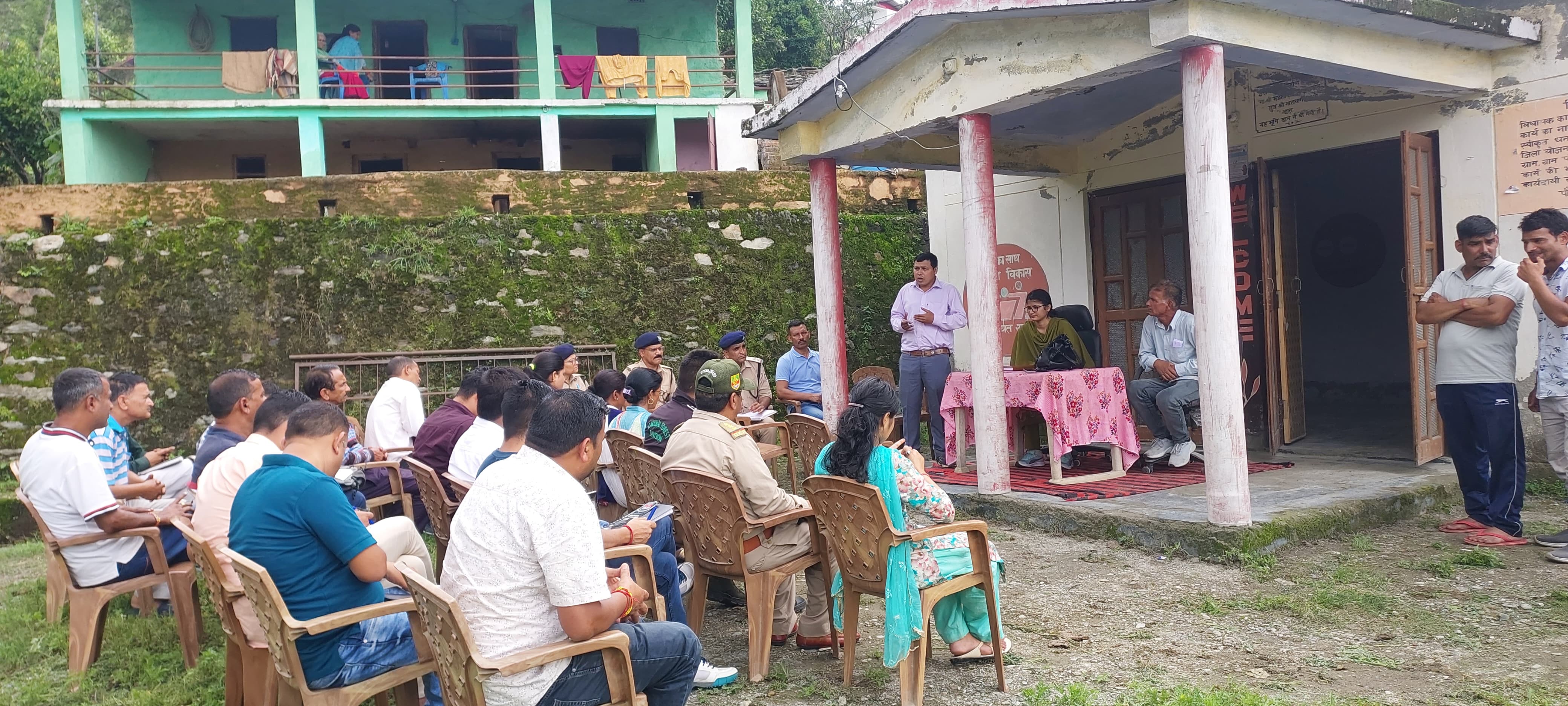 उपजिलाधिकारी चौबट्टाखाल की अगुवाई में तहसीलदार करिश्मा जोशी ने चौपाल की अध्यक्षता की। उपजिलाधिकारी चौबट्टाखाल की अगुवाई में तहसीलदार करिश्मा जोशी ने चौपाल की अध्यक्षता की।