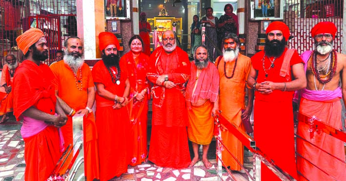 माया देवी मंदिर में पूजा-अर्चना के दौरान माया देवी मंदिर में पूजा-अर्चना के दौरान